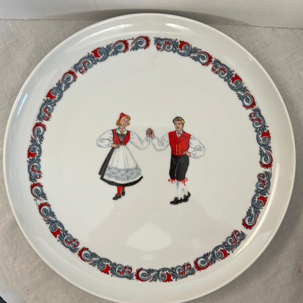 NWOT Figgjo Norway Hardanger Dancers dinner plate. Hard to find dinner size.